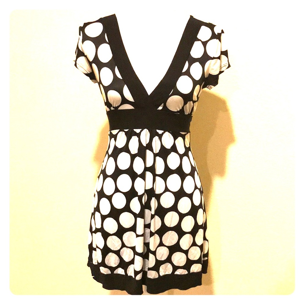 Black and white polka-dot V neck